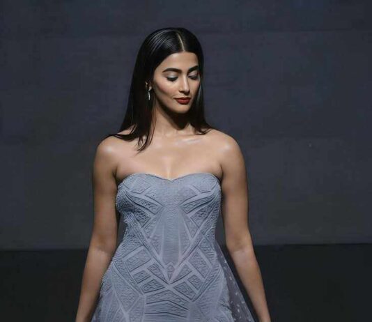 बज़्म में आ बैठे वो ज़ुल्फ़ें बिखेर कर 140 words shayari,